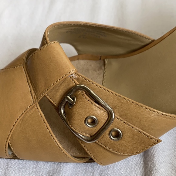 Bandolino Slides Tan Silver Buckle - Picture 9 of 12